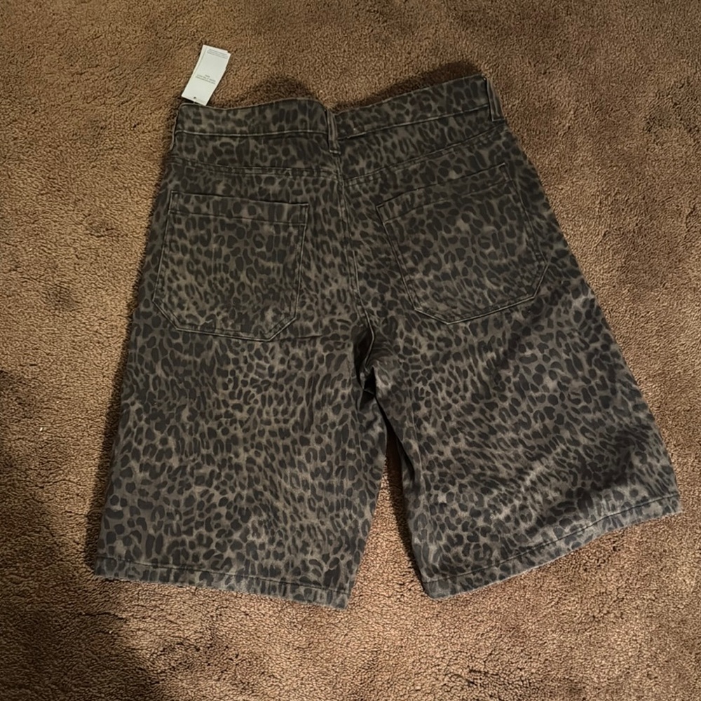 🐆NWT - Hollister Men’s Leopard Print Denim Super Baggy Jean Shorts🐆 - Picture 3 of 3